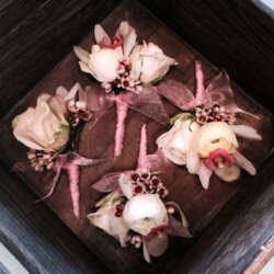 Boutonnieres, Corsages & Hair Blooms svg+xml,%3Csvg%20xmlns%3D%22http%3A%2F%2Fwww.w3 - Boutonnieres, Corsages & Hair Blooms