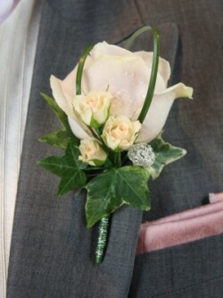 Boutonnieres, Corsages & Hair Blooms svg+xml,%3Csvg%20xmlns%3D%22http%3A%2F%2Fwww.w3 - Boutonnieres, Corsages & Hair Blooms