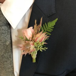 Boutonnieres, Corsages & Hair Blooms svg+xml,%3Csvg%20xmlns%3D%22http%3A%2F%2Fwww.w3 - Boutonnieres, Corsages & Hair Blooms