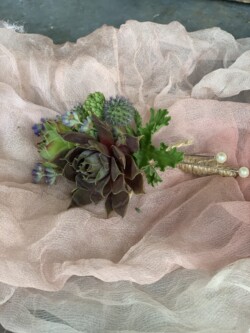 Boutonnieres, Corsages & Hair Blooms svg+xml,%3Csvg%20xmlns%3D%22http%3A%2F%2Fwww.w3 - Boutonnieres, Corsages & Hair Blooms