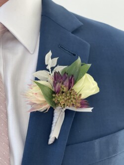 Boutonnieres, Corsages & Hair Blooms svg+xml,%3Csvg%20xmlns%3D%22http%3A%2F%2Fwww.w3 - Boutonnieres, Corsages & Hair Blooms