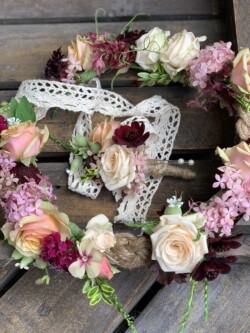 Boutonnieres, Corsages & Hair Blooms svg+xml,%3Csvg%20xmlns%3D%22http%3A%2F%2Fwww.w3 - Boutonnieres, Corsages & Hair Blooms