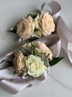 Boutonnieres, Corsages & Hair Blooms svg+xml,%3Csvg%20xmlns%3D%22http%3A%2F%2Fwww.w3 - Boutonnieres, Corsages & Hair Blooms